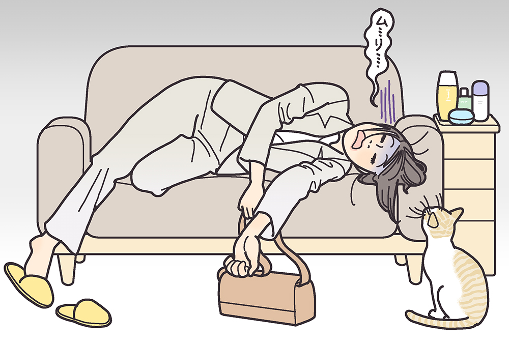 スーツ姿でソファに倒れる疲れた女性と見上げる猫