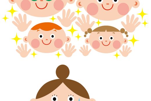 笑顔の家族と驚いた親子の表情