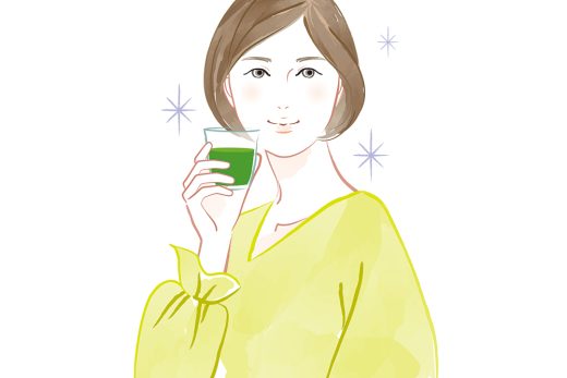 ケール青汁を手に持っている女性