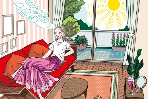 日差しの入る部屋でソファに座る女性