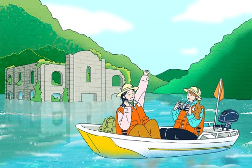 水上廃墟と観光ボートの女性二人