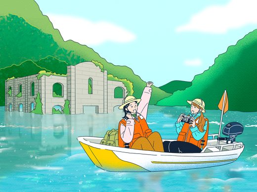 水上廃墟と観光ボートの女性二人