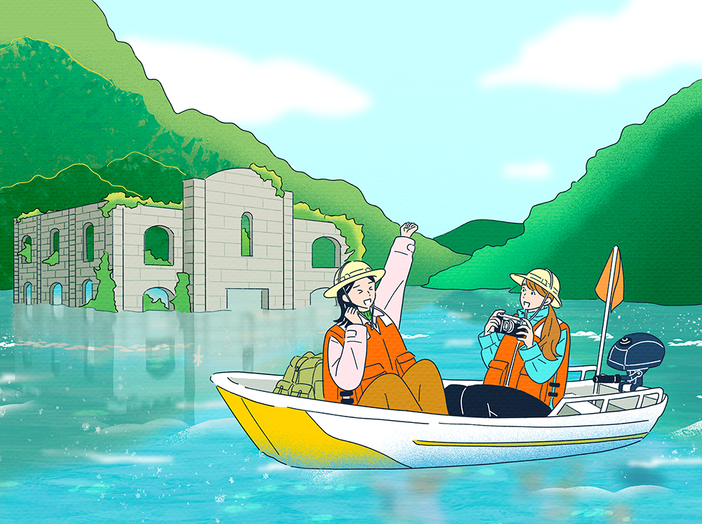 水上廃墟と観光ボートの女性二人